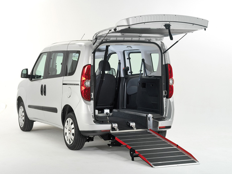 Fiat Dobló adaptada con piso rebajado y acceso trasero