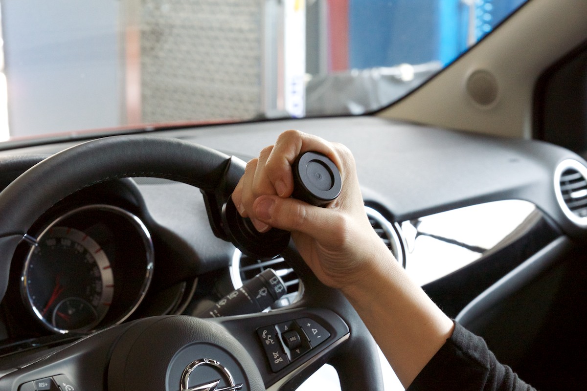 Dispositivo de conducción adaptada instalado en un vehículo